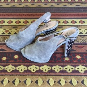 Vince camuto sz 7.5 suede taupish grey heels